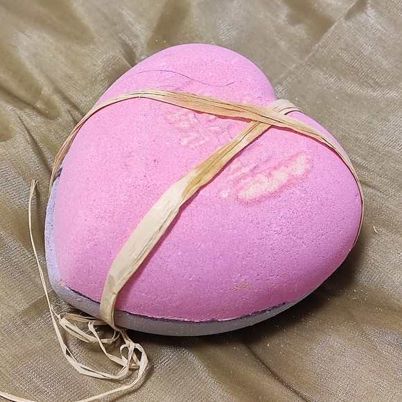 Lush flower bombshell bath bomb - Picture 2 of 5